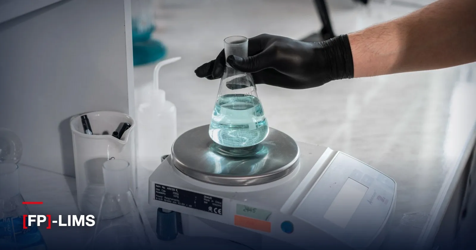 Laborwaage mit Erlenmeyerkolben beim Einwiegen, Laborkennwerte berechnen mit [FP]-LIMS